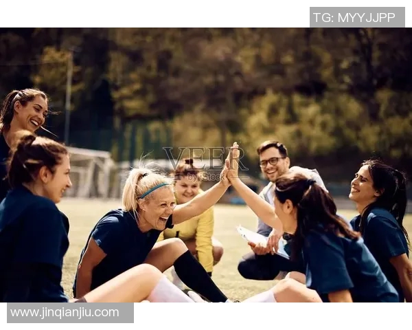 足球明星击掌瞬间回顾展现球场友谊与激情的完美结合